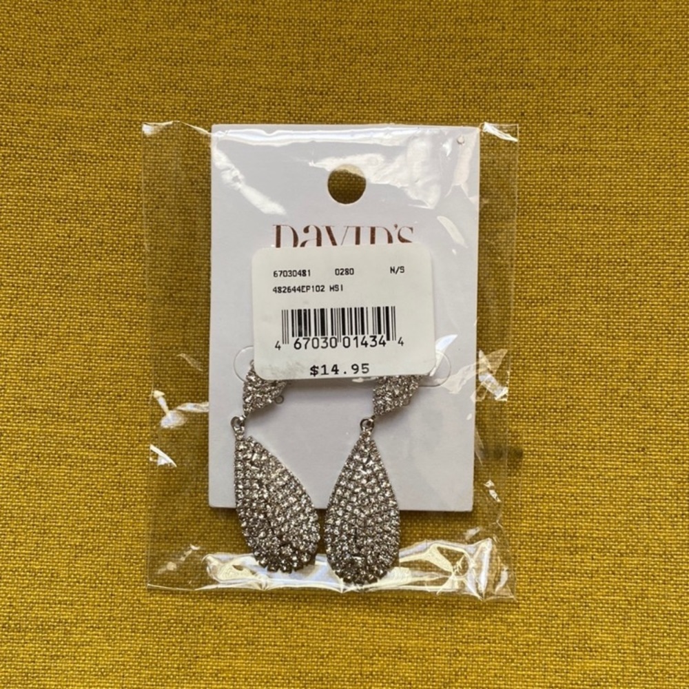 NWT/NIP David’s Bridal Glamorous Silver Teardrop Dangling Costume Drop Earrings